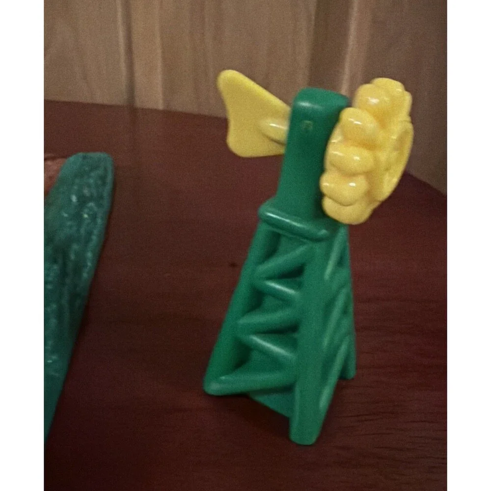 John Deere RC2 Corn Field Toy Corn Field w/ Pop Up Corn Stalks, Windmill, Farmer